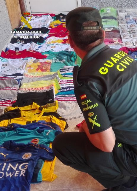 La Guardia Civil retira del mercado más de 300 prendas textiles falsificadas - 2, Foto 2