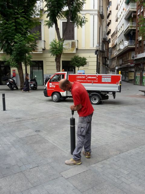 El Ayuntamiento revisa un centenar de bolardos de la vía pública para garantizar la seguridad en las zonas peatonales más concurridas - 1, Foto 1
