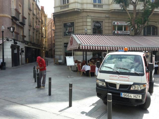 El Ayuntamiento revisa un centenar de bolardos de la vía pública para garantizar la seguridad en las zonas peatonales más concurridas - 2, Foto 2