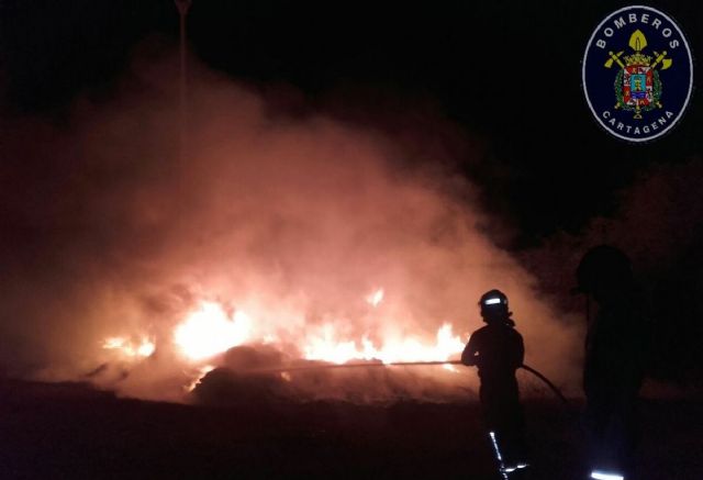 Incendio de mangueras agricolas de plastico en San Gines de la Jara - 1, Foto 1