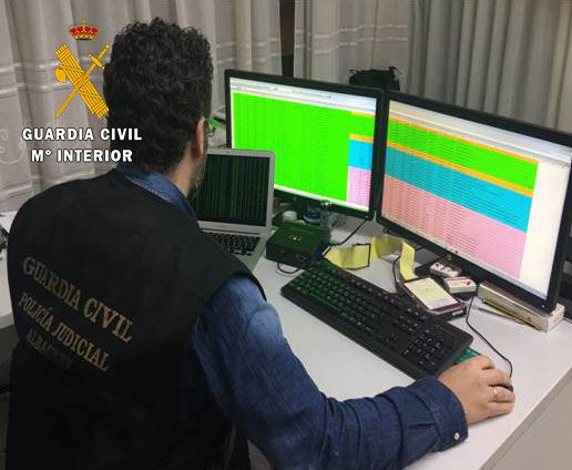 La Guardia Civil detiene a tres personas por la comisión de 125 delitos contra empresas afincadas en 10 países de la Unión Europea - 1, Foto 1