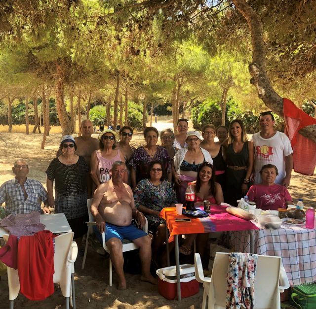 Los usuarios del centro social de personas mayores de Archena visitan la costa - 1, Foto 1