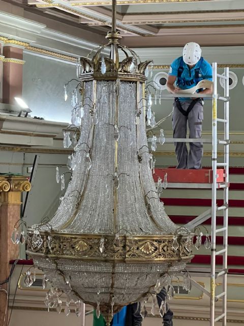 El Ayuntamiento de Murcia acomete una inspección técnica integral de la lámpara monumental del Salón de Plenos para garantizar su conservación - 1, Foto 1