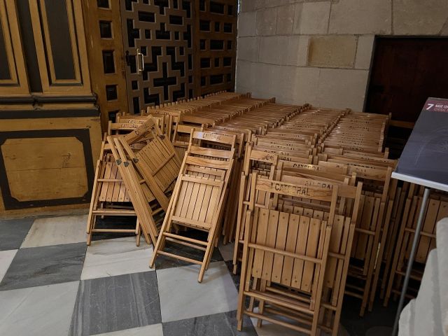 Huermur denuncia que varios espacios de la Catedral se usan como almacenes de sillas de madera - 1, Foto 1