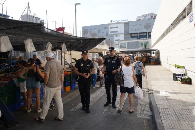 La Policía Local refuerza la vigilancia en los 54 mercados semanales que se celebran en Murcia - 2, Foto 2