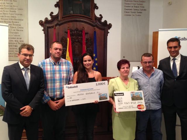 El ganador de la campaña Creemos en Lorca recibe un cheque de 3.000 euros para gastar en los comercios del municipio durante una jornada de compras - 1, Foto 1