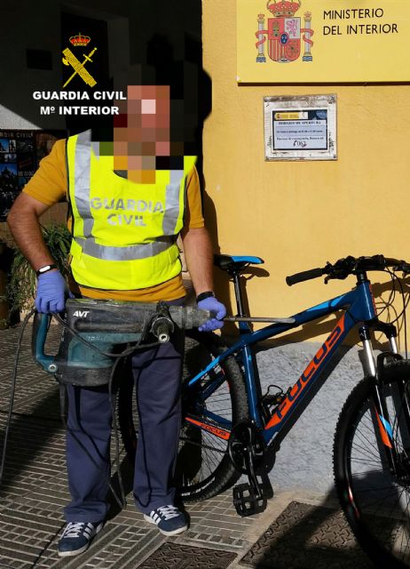 La Guardia Civil detiene a dos delincuentes habituales relacionados con una docena de robos en viviendas y sustracción de vehículos - 1, Foto 1