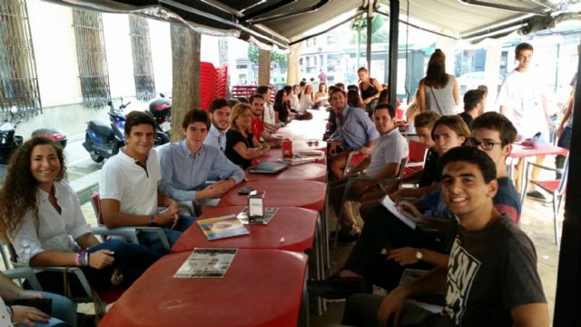 Sánchez-Mora y miembros de la Federación Regional de Estudiantes analizan el inicio de curso y valoran propuestas educativas en un 'café con ideas' - 1, Foto 1