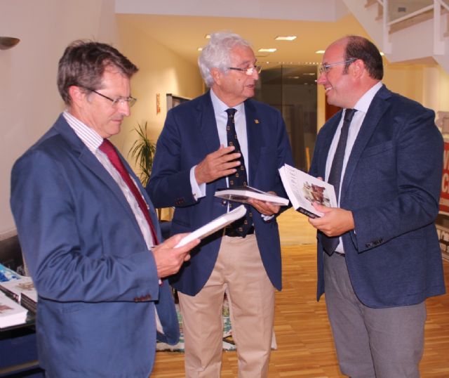 El presidente presenta en Lorca el libro Dejarse la piel para cambiar la piel, de Juan Pérez Gil - 1, Foto 1