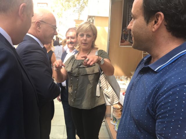Responsables municipales asisten a la inauguración de la 34ª Feria Oficial de Artesanía de la Región de Murcia (Feramur), Foto 6