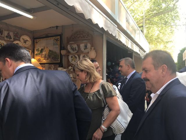 Responsables municipales asisten a la inauguración de la 34ª Feria Oficial de Artesanía de la Región de Murcia (Feramur), Foto 8