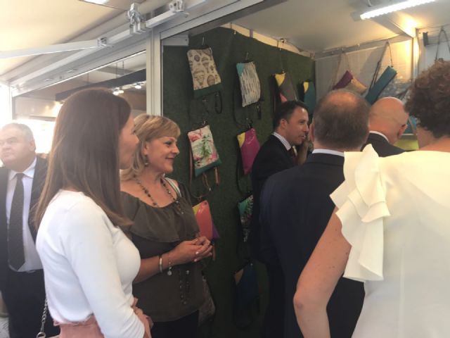 Responsables municipales asisten a la inauguración de la 34ª Feria Oficial de Artesanía de la Región de Murcia (Feramur), Foto 9