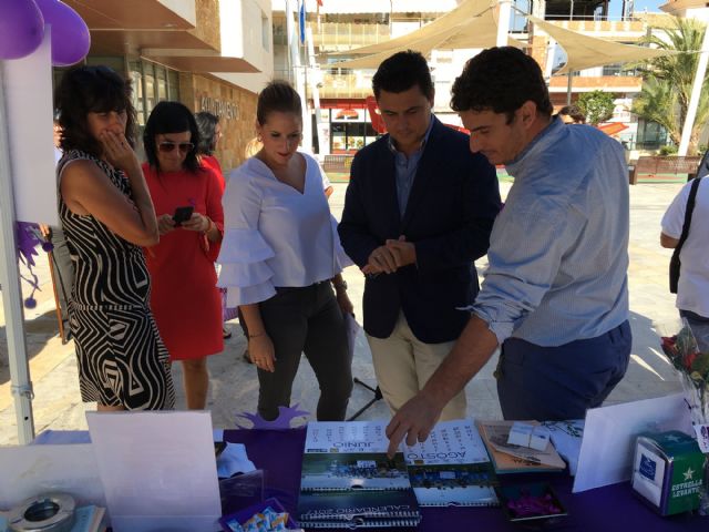 San Javier conmemoró el Día Mundial del Alzheimer con la lectura de un manifiesto y un stand informativo en la plaza de España - 1, Foto 1