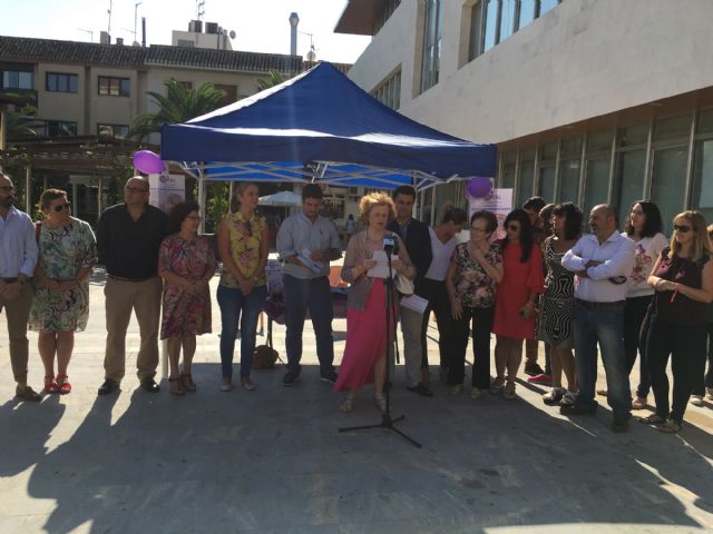 San Javier conmemoró el Día Mundial del Alzheimer con la lectura de un manifiesto y un stand informativo en la plaza de España - 2, Foto 2