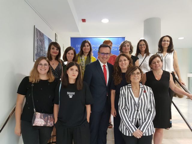 Diego Conesa inaugura la exposición MiradA de ArtistA, una muestra colectiva de once mujeres organizada por la Unidad contra la Violencia sobre la Mujer - 1, Foto 1