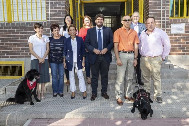 López Miras: El programa ´Perros y Letras´ contribuye a garantizar a todos el éxito escolar y promover el respeto hacia los animales - 1, Foto 1
