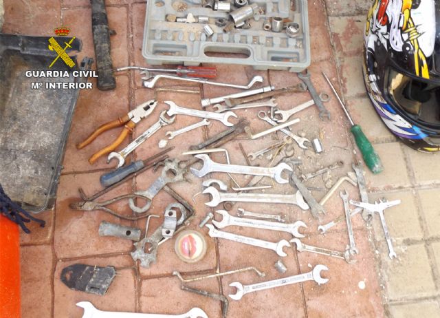 La Guardia Civil investiga a un menor de edad por robos en una vivienda y en el complejo deportivo de Mula - 3, Foto 3