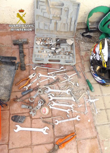 La Guardia Civil investiga a un menor de edad por robos en una vivienda y en el complejo deportivo de Mula - 4, Foto 4