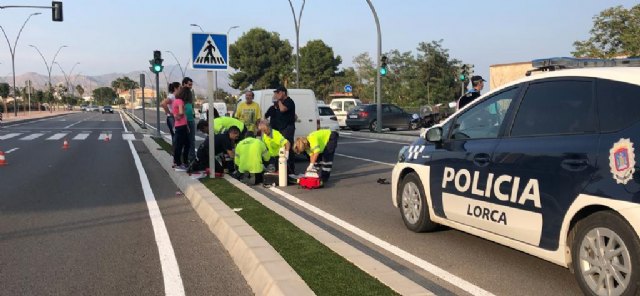 Agentes de la Policía Local salvan la vida a un hombre que había sufrido un infarto en el interior de su vehículo en la Rotonda de San Fernando - 1, Foto 1