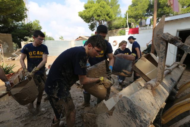 Cerca de 200 voluntarios de la UCAM ayudan a los afectados por la DANA - 1, Foto 1