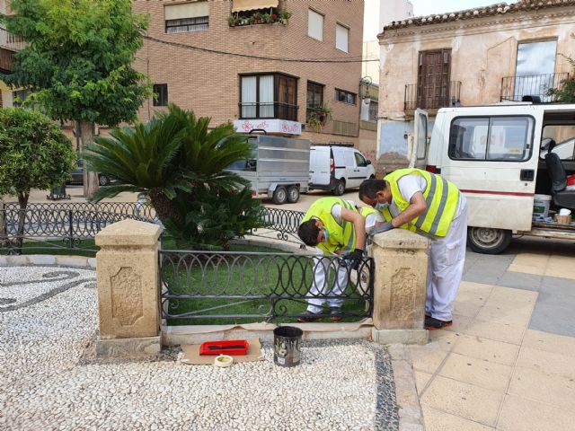 El Ayuntamiento de Lorca lleva a cabo trabajos de mejora en la Plaza del Negrito a través de los alumnos de los programas municipales de empleo y formación - 1, Foto 1