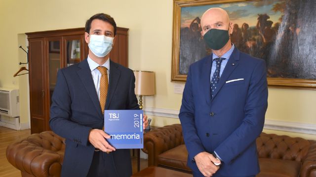 El secretario general para la Innovación y Calidad del Servicio Público de Justicia recibe la memoria anual del TSJ de Murcia - 1, Foto 1