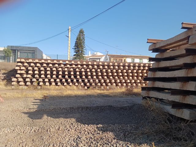 El centro de Almendricos, en las proximidades de la antigua estación, lleva tres lustros acopiando materiales de desecho de las vías del tren - 1, Foto 1