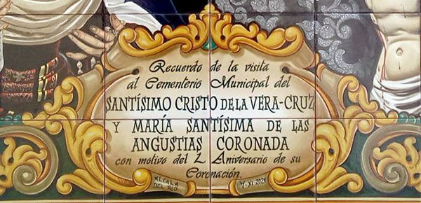 El Rvdo. José María Campos Peña inauguró un azulejo con los titulares de la Hermandad de la Vera-cruz en el cementerio de San Antonio Ilipense - 1, Foto 1