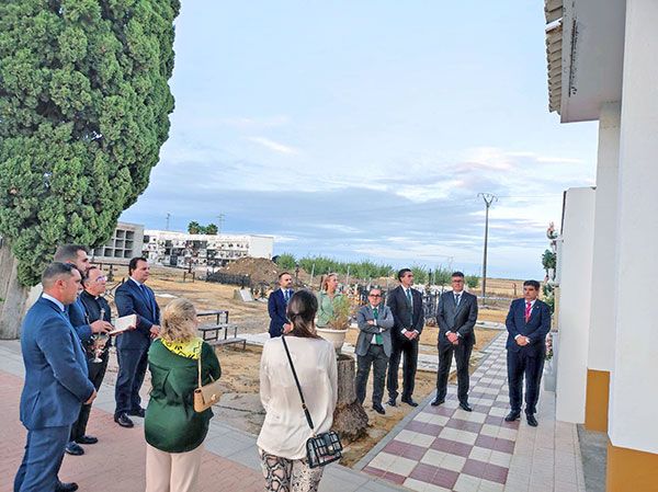El Rvdo. José María Campos Peña inauguró un azulejo con los titulares de la Hermandad de la Vera-cruz en el cementerio de San Antonio Ilipense - 5, Foto 5