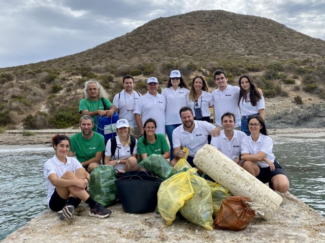 Voluntarios de Estrella de Levante realizan una limpieza de residuos en Isla Grosa en colaboración con ANSE - 1, Foto 1