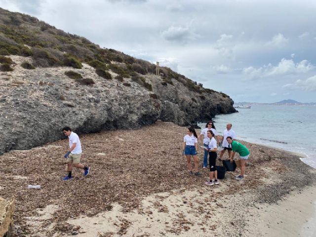 Voluntarios de Estrella de Levante realizan una limpieza de residuos en Isla Grosa en colaboración con ANSE - 2, Foto 2