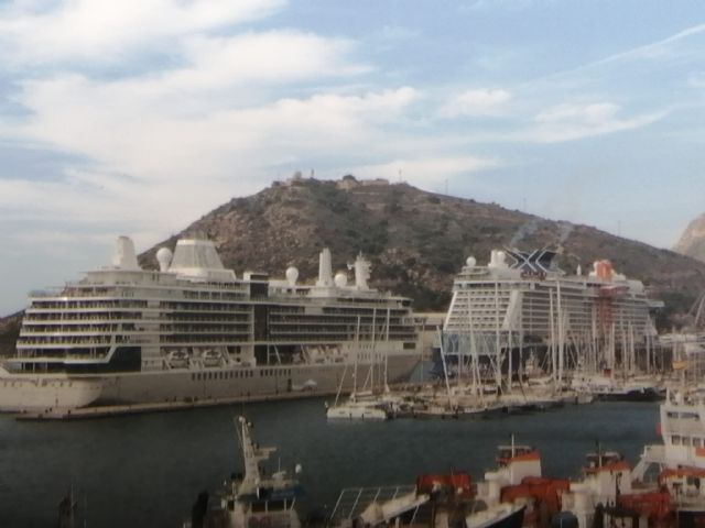 Doble escala de crucero en Cartagena con cerca de 3.300 pasajeros y con el estreno del buque de super lujo Silver Nova - 1, Foto 1