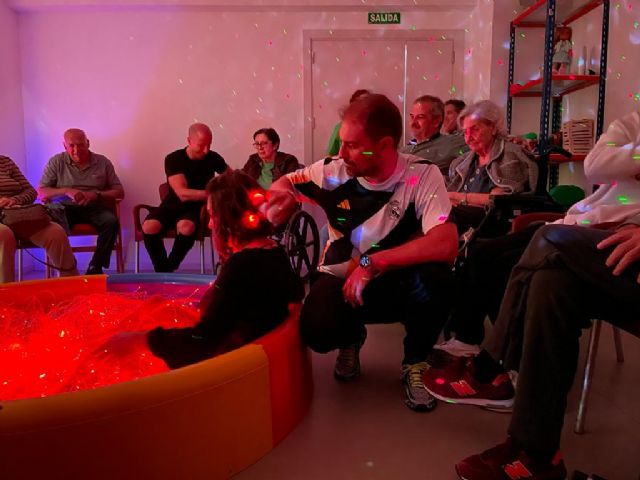 Casaverde realiza por primera vez terapia multisensorial con familiares y residentes de su Centro de Mayores de Navalcarnero (Madrid) con motivo del Día Mundial Del Alzheimer - 4, Foto 4