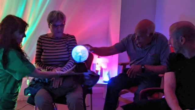 Casaverde realiza por primera vez terapia multisensorial con familiares y residentes de su Centro de Mayores de Navalcarnero (Madrid) con motivo del Día Mundial Del Alzheimer - 5, Foto 5