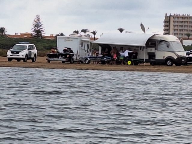 Suspenden una concentración de motos acuáticas en el Mar Menor y una acampada ilegal en la Playa de Los Alemanes de La Manga - 1, Foto 1