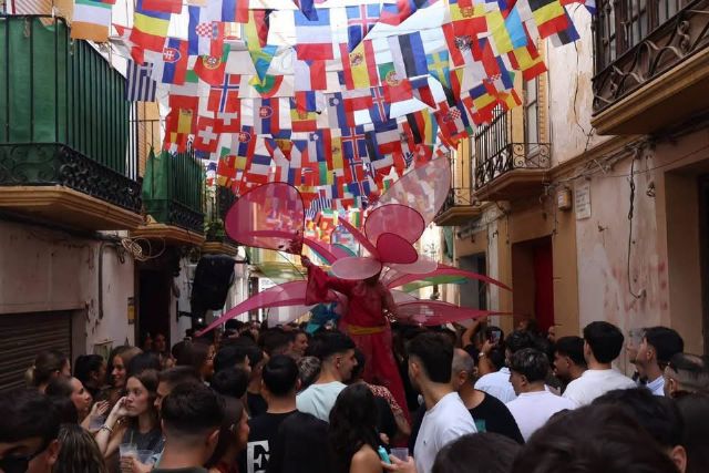 Lorca vive un primer fin de semana de Feria histórico con miles de personas llenando las calles y plazas del casco histórico y el Huerto de la Rueda - 2, Foto 2
