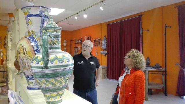 La directora general de Comercio visita el taller artesano del alfarero Juan Lario en Lorca - 1, Foto 1