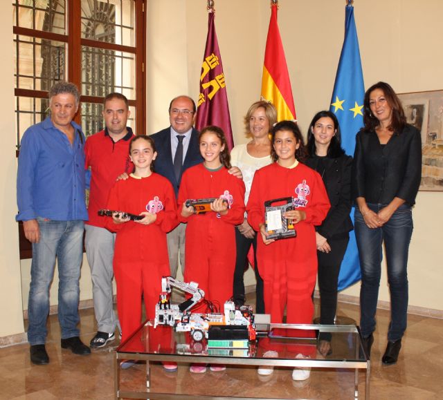 El presidente de la Comunidad recibe a las alumnas del Colegio Antonio de Nebrija de Murcia que ganaron la ´World Robot Olympiad´ - 1, Foto 1