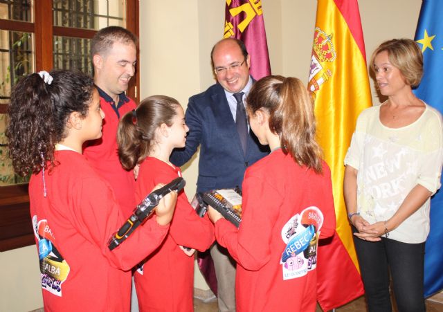 El presidente de la Comunidad recibe a las alumnas del Colegio Antonio de Nebrija de Murcia que ganaron la ´World Robot Olympiad´ - 2, Foto 2
