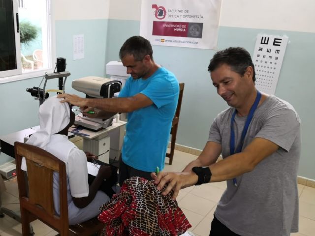 Dos docentes y un estudiante de la facultad de Óptica de la UMU están en Senegal para ayudar a personas con problemas de visión - 2, Foto 2