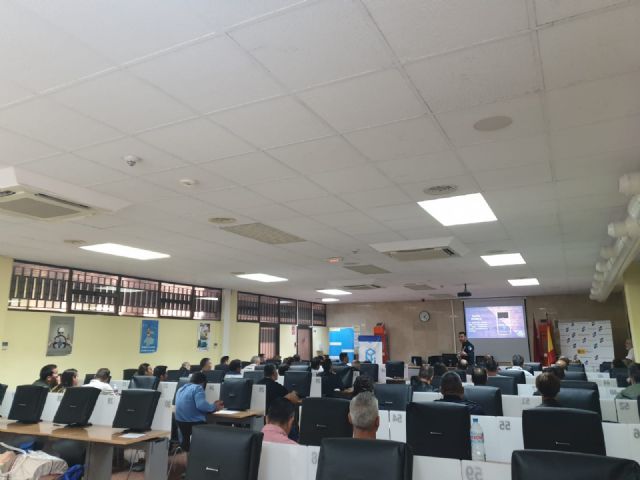 Medio centenar de policas locales de toda Regin se forma en buenas prcticas en educacin vial, Foto 1