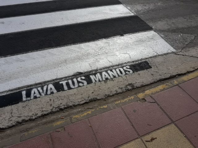Cerca de un centenar de pasos de peatones de Los Alcázares contarán a partir de hoy con mensajes de concienciación frente a la COVID 19 - 3, Foto 3