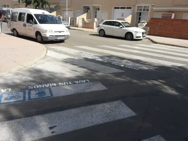 Cerca de un centenar de pasos de peatones de Los Alcázares contarán a partir de hoy con mensajes de concienciación frente a la COVID 19 - 4, Foto 4