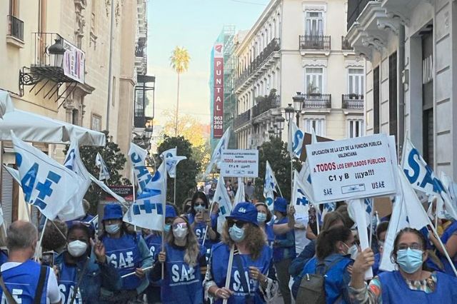 Casi medio millar de técnicos sanitarios exigen frente a las Corts el cumplimiento de la ley - 1, Foto 1