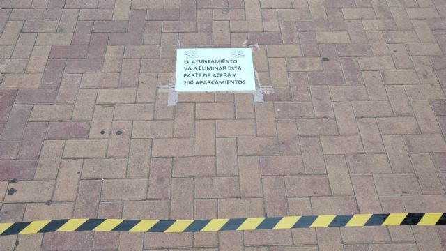 Espinardo Colapsado baliza la Calle Mayor para mostrar a los vecinos la reducción de aceras que planea el Ayuntamiento - 1, Foto 1