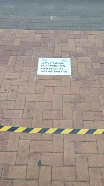 Espinardo Colapsado baliza la Calle Mayor para mostrar a los vecinos la reducción de aceras que planea el Ayuntamiento - 2, Foto 2