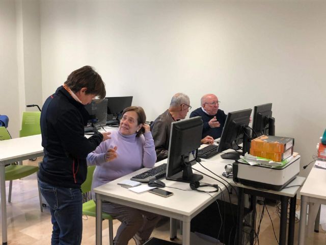 El Ayuntamiento de Lorca y la Fundación La Caixa colaboran para impartir cursos y talleres para personas mayores y seguir favoreciendo el envejecimiento activo - 1, Foto 1
