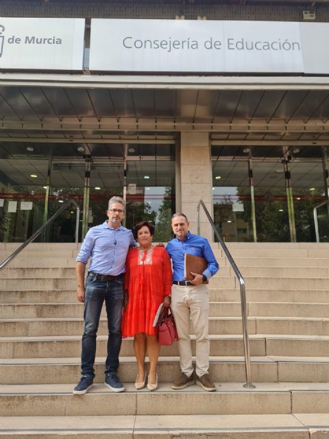 La edil de Educación, junto a la dirección y el AMPA del CEIP Mediterráneo, solicitan a la Consejería que se ejecuten las obras comprometidas con el centro - 1, Foto 1