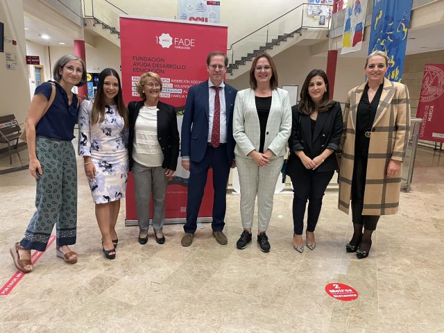 Isabel Franco asiste a la conferencia Cautivos de la fragilidad ofrecida por el doctor Luis Gutiérrez Rojas - 1, Foto 1