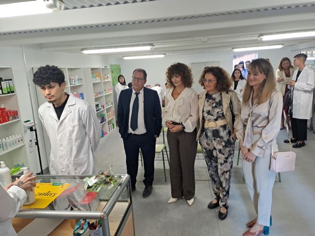 El IES José Planes de Murcia estrena nueva aula-oficina de Farmacia - 2, Foto 2